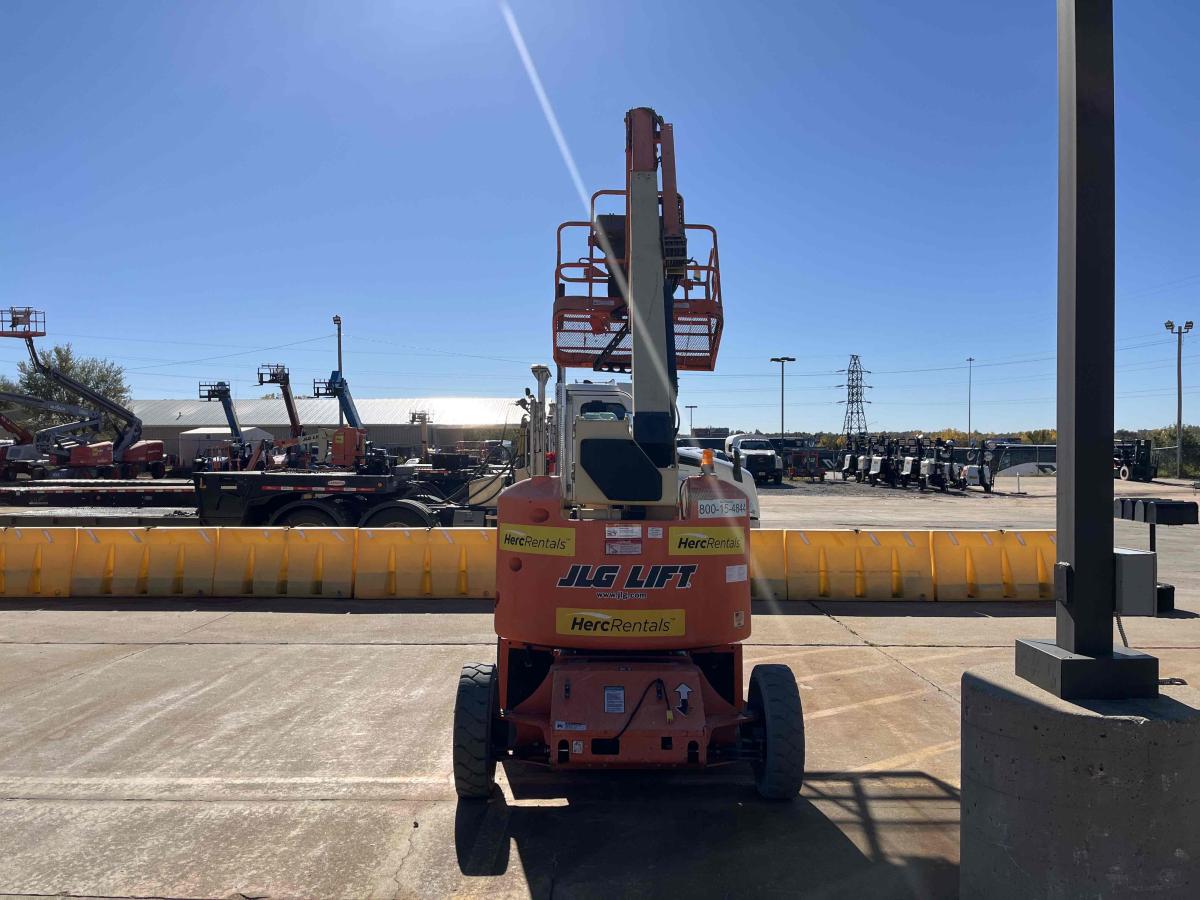 2017 JLG E450AJ