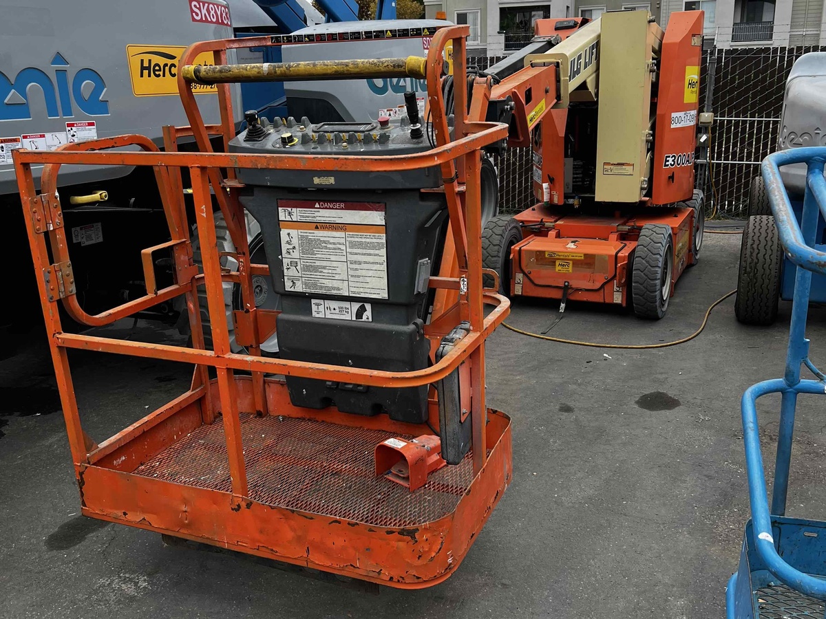 2017 JLG E300AJP