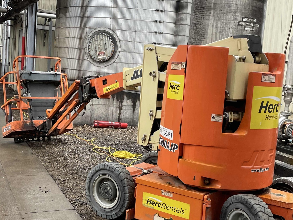 2017 JLG E300AJP