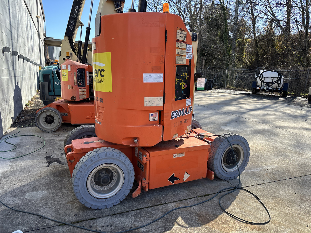2017 JLG E300AJP-3