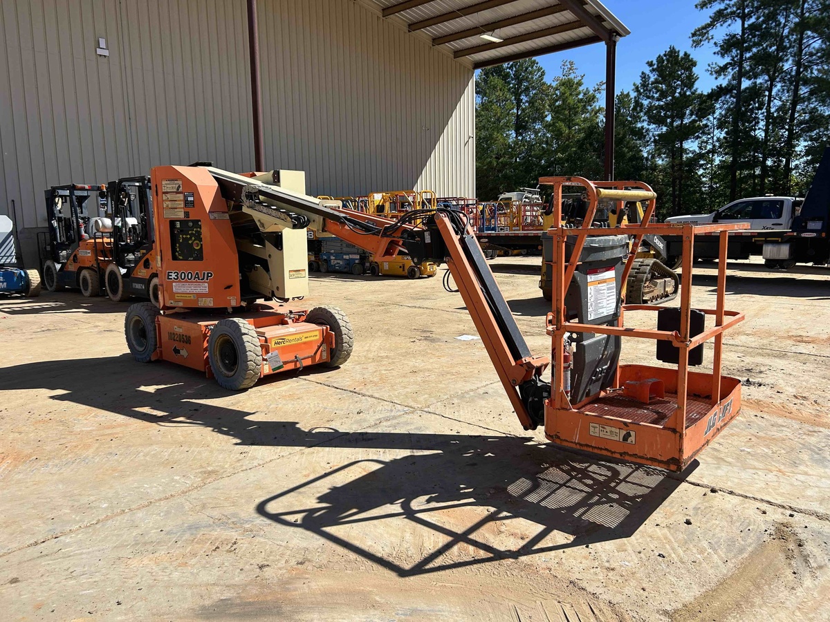 2017 JLG E300AJP-2