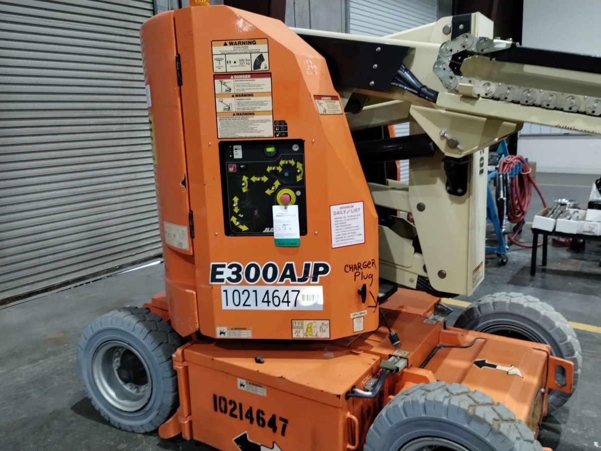 2017 JLG E300AJP-2