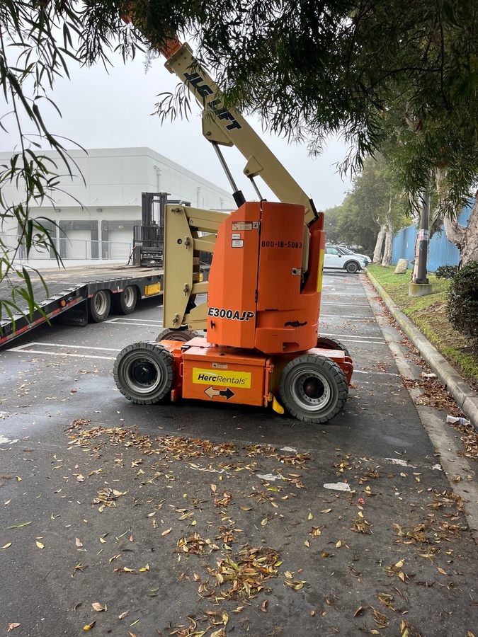 2017 JLG E300AJP-4