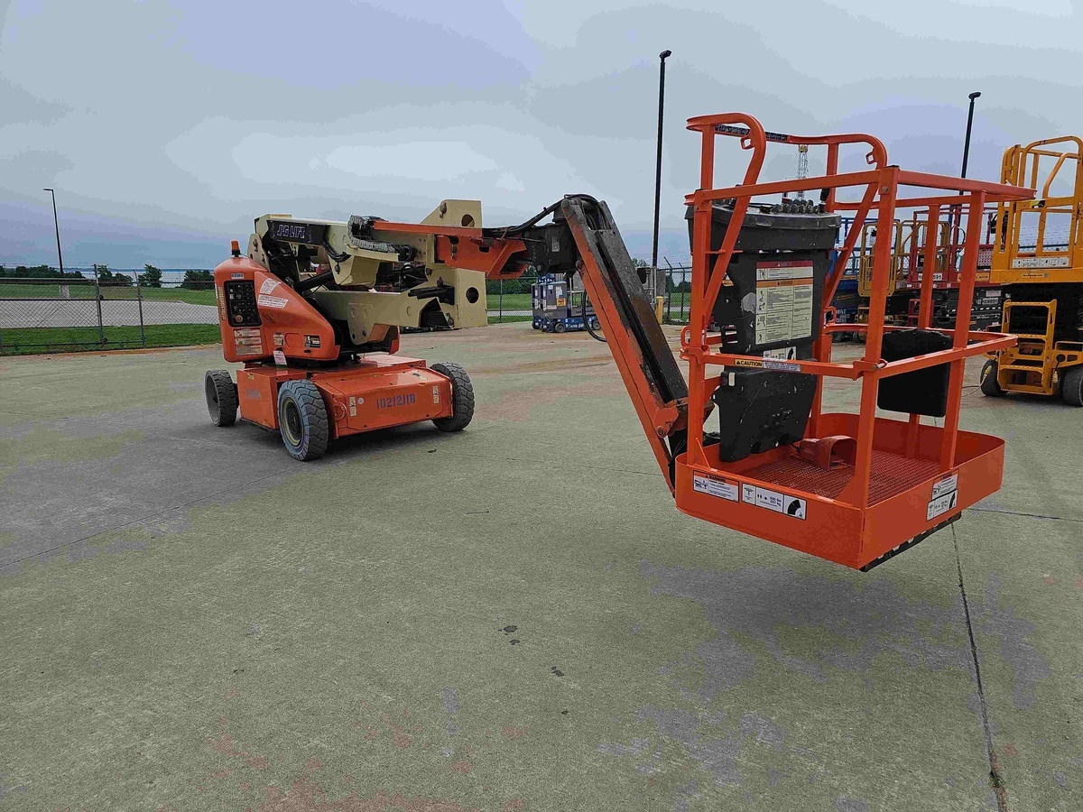 2017 JLG E400AJPN-2