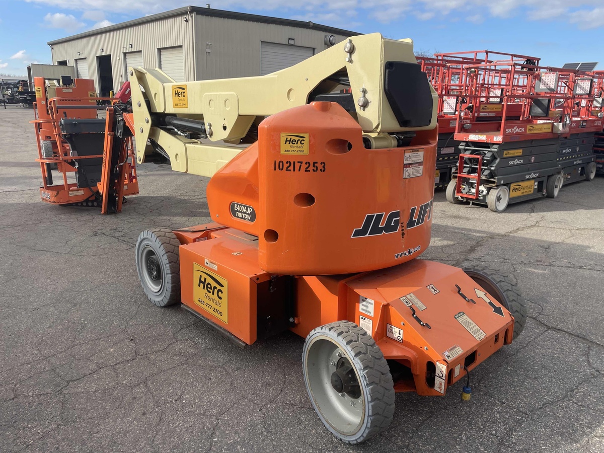 2017 JLG E400AJPN-6