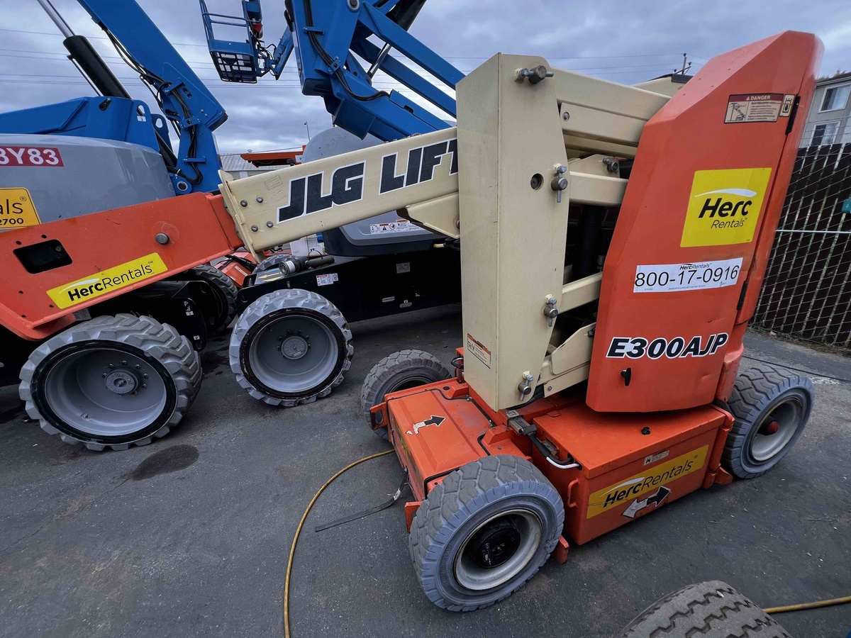 2017 JLG E300AJP-12