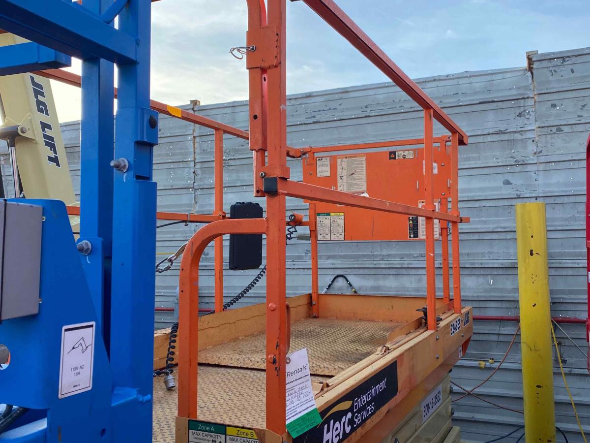 2017 JLG 3246ES