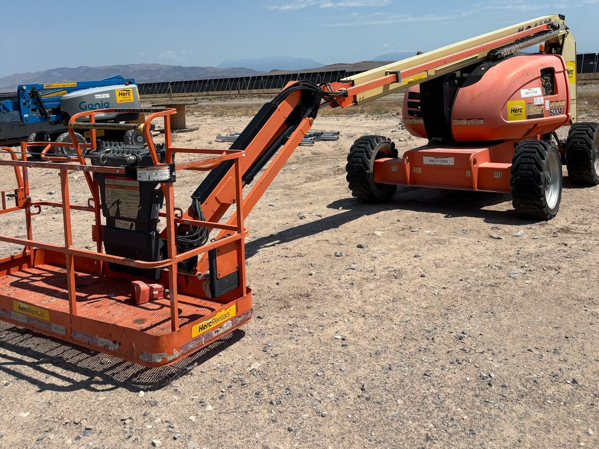 2017 JLG 600AJ-3
