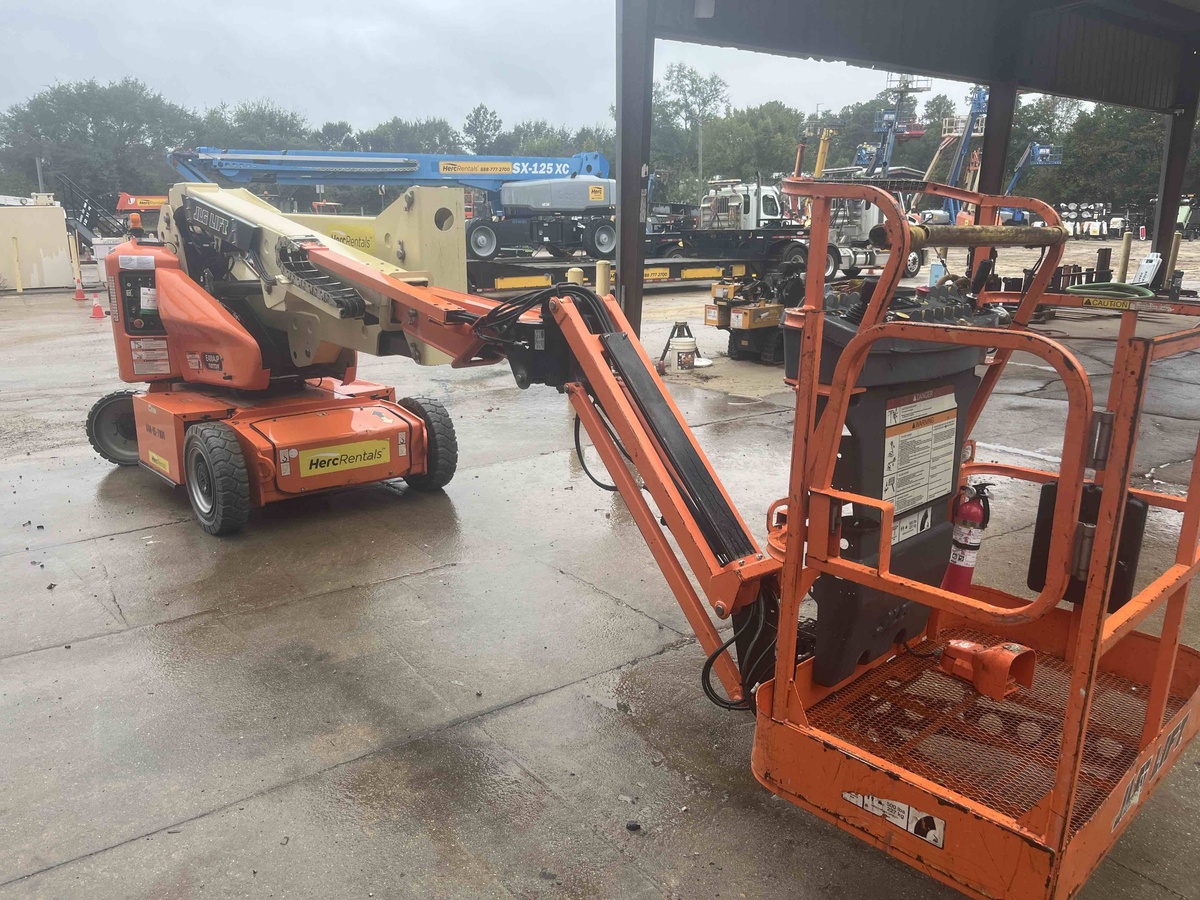 2017 JLG E400AJPN