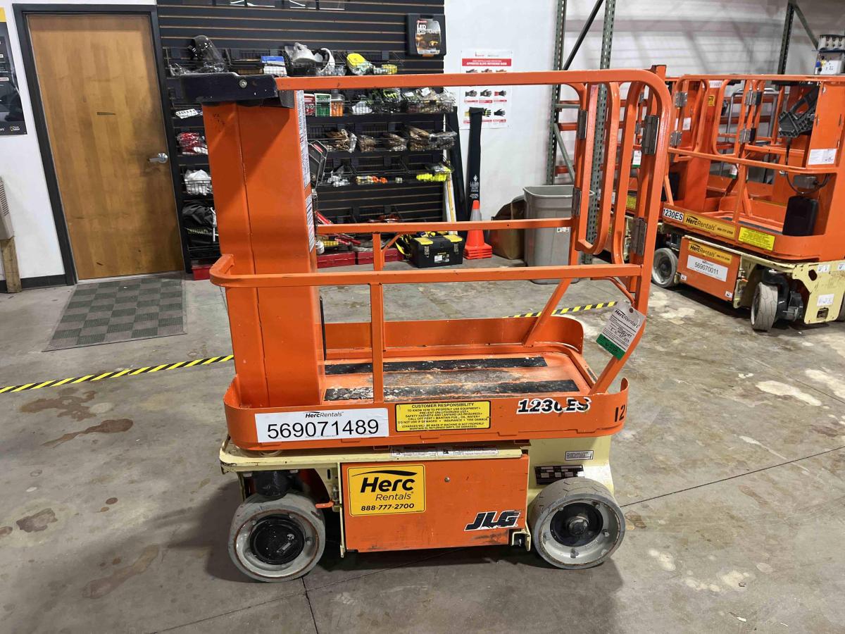 2017 JLG 1230ES