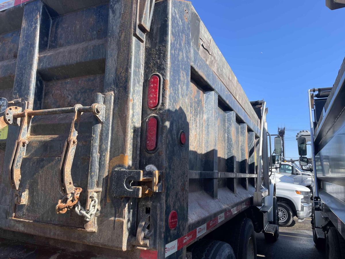 2016 Freightliner M2106