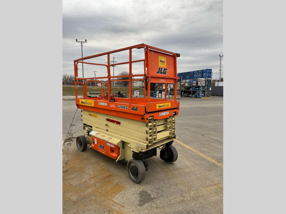 2018 JLG 3246ES