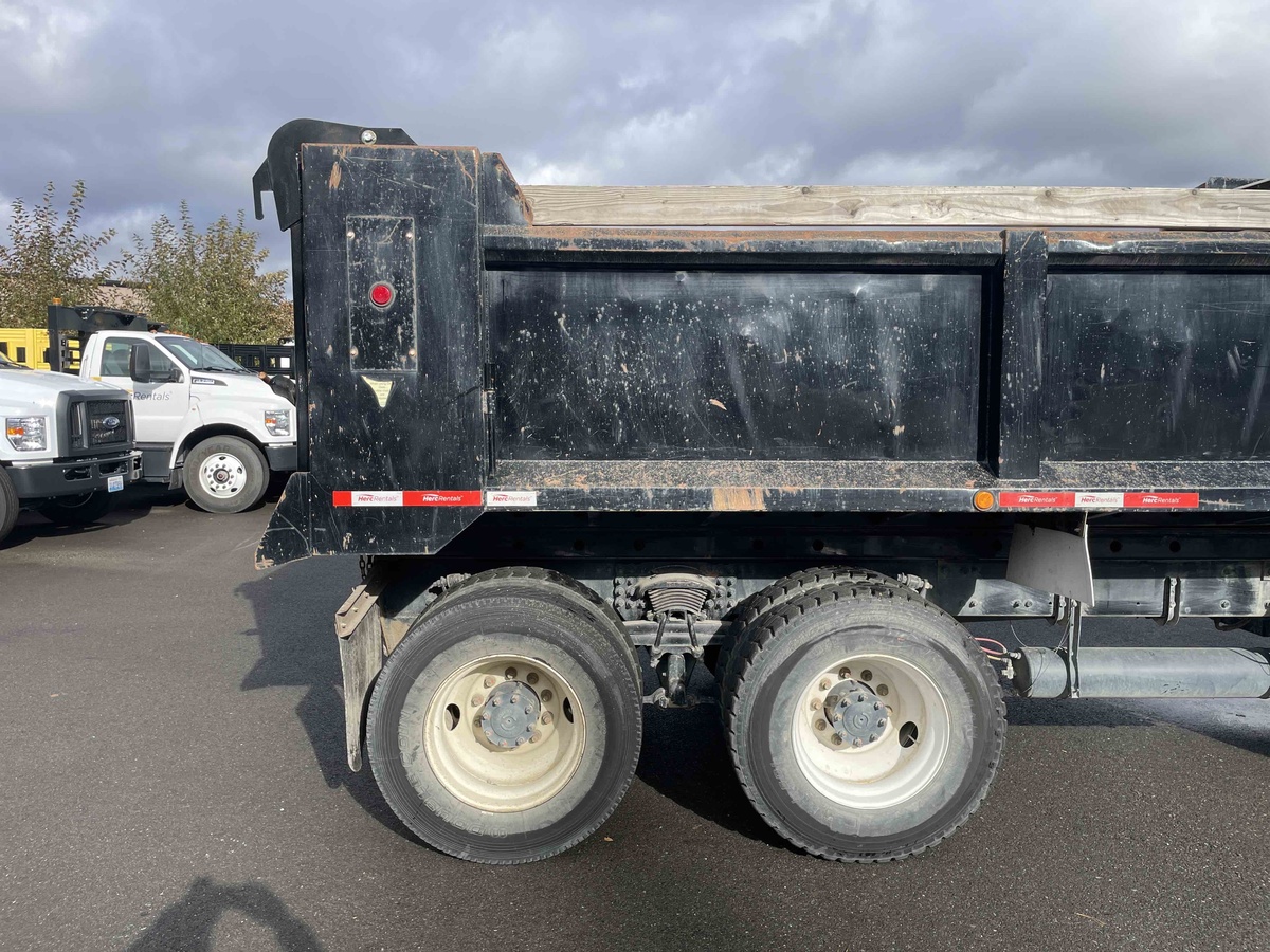 2017 Freightliner M2106-8