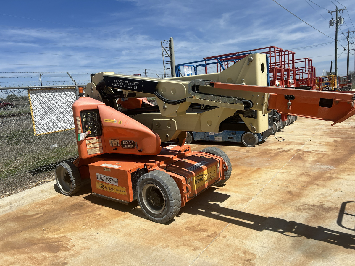 2017 JLG E400AJPN-2