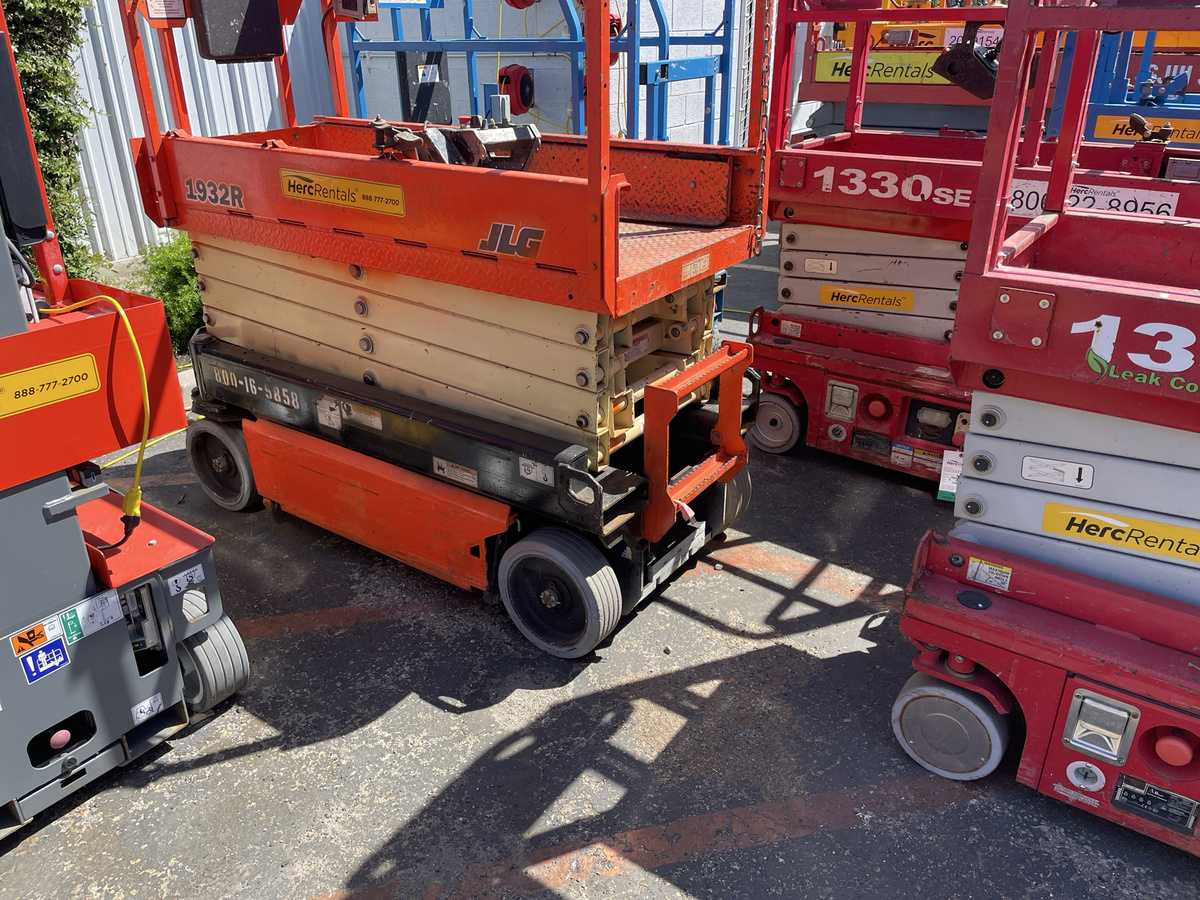 2017 JLG 1932R-2