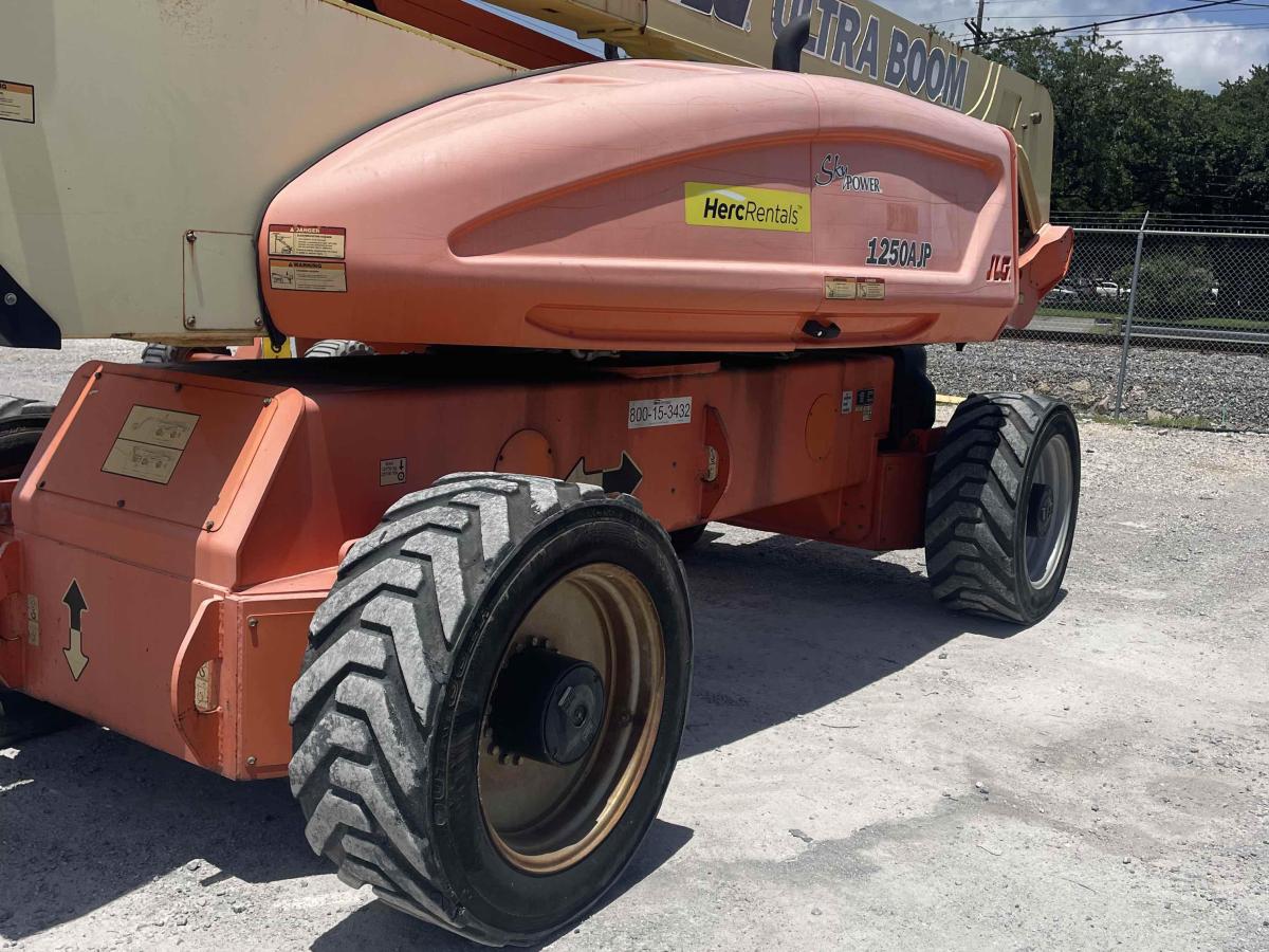 2017 JLG 1250AJP