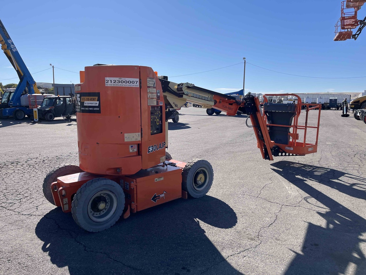 2015 JLG E300AJP-4