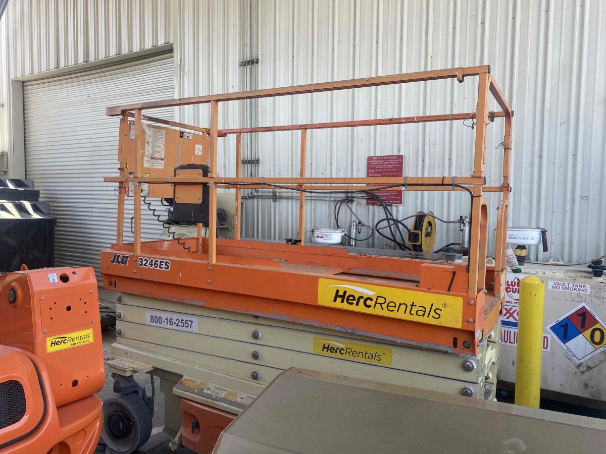 2017 JLG 3246ES