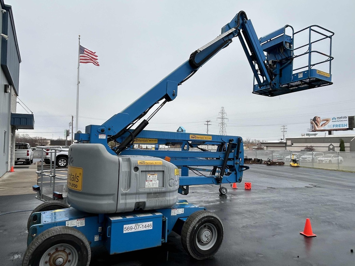 2013 Genie Z-45/25J