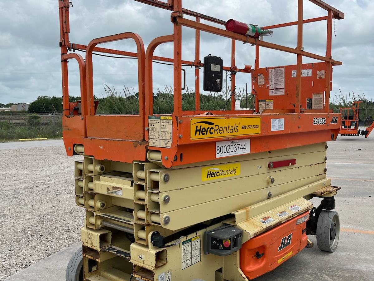2018 JLG 3246ES