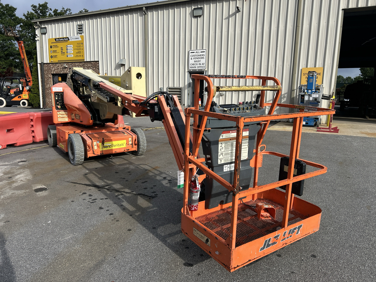 2017 JLG E400AJPN