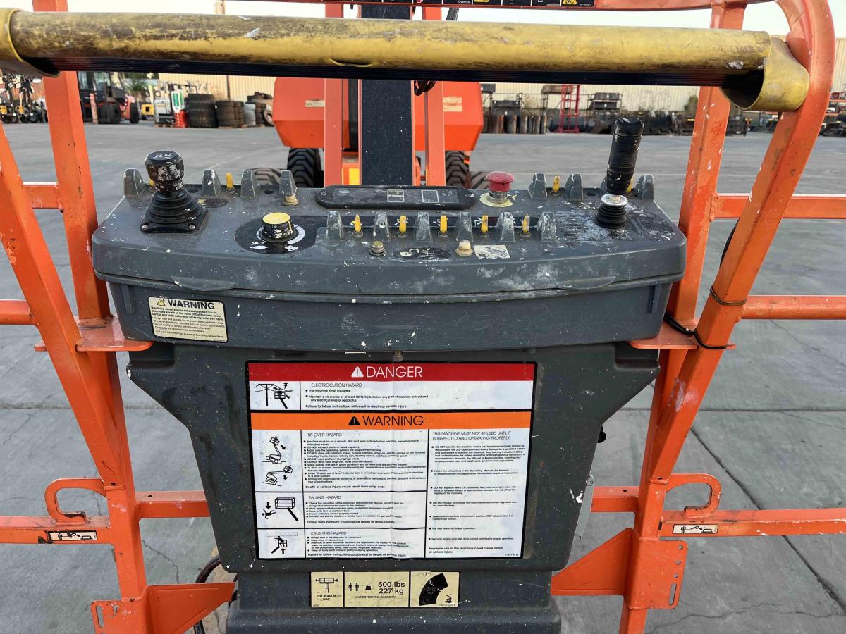 2018 JLG 800AJ