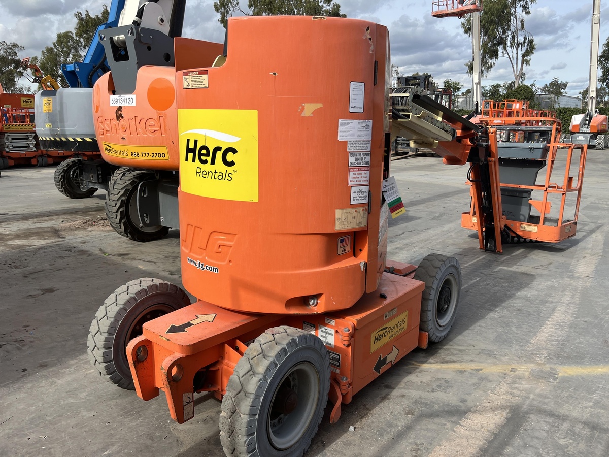 2017 JLG E300AJP