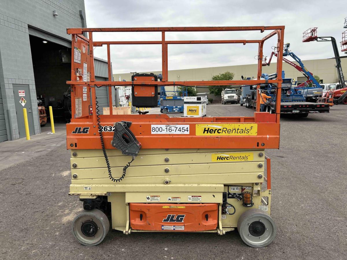 2017 JLG 2632ES
