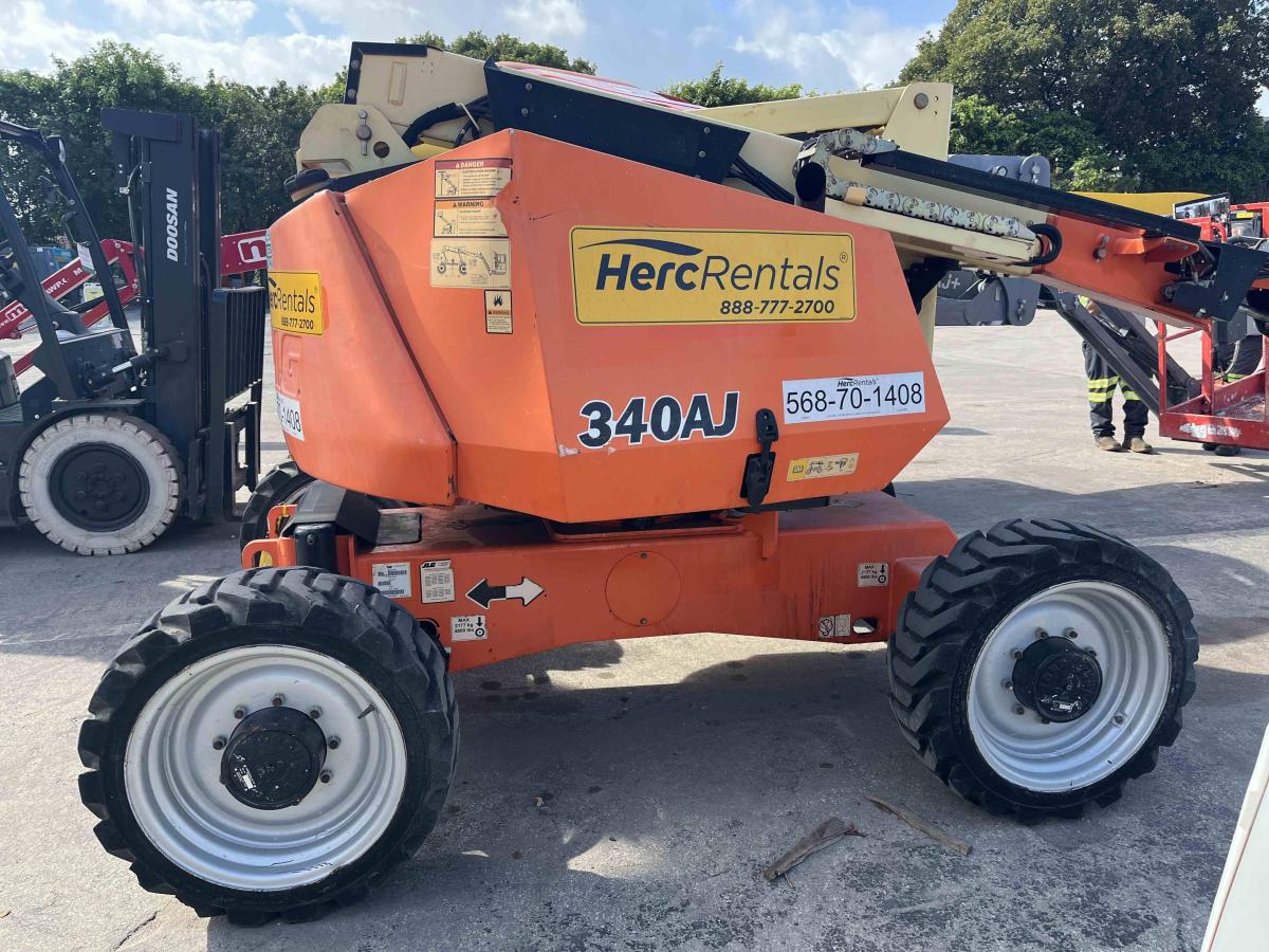 2017 JLG 340AJ