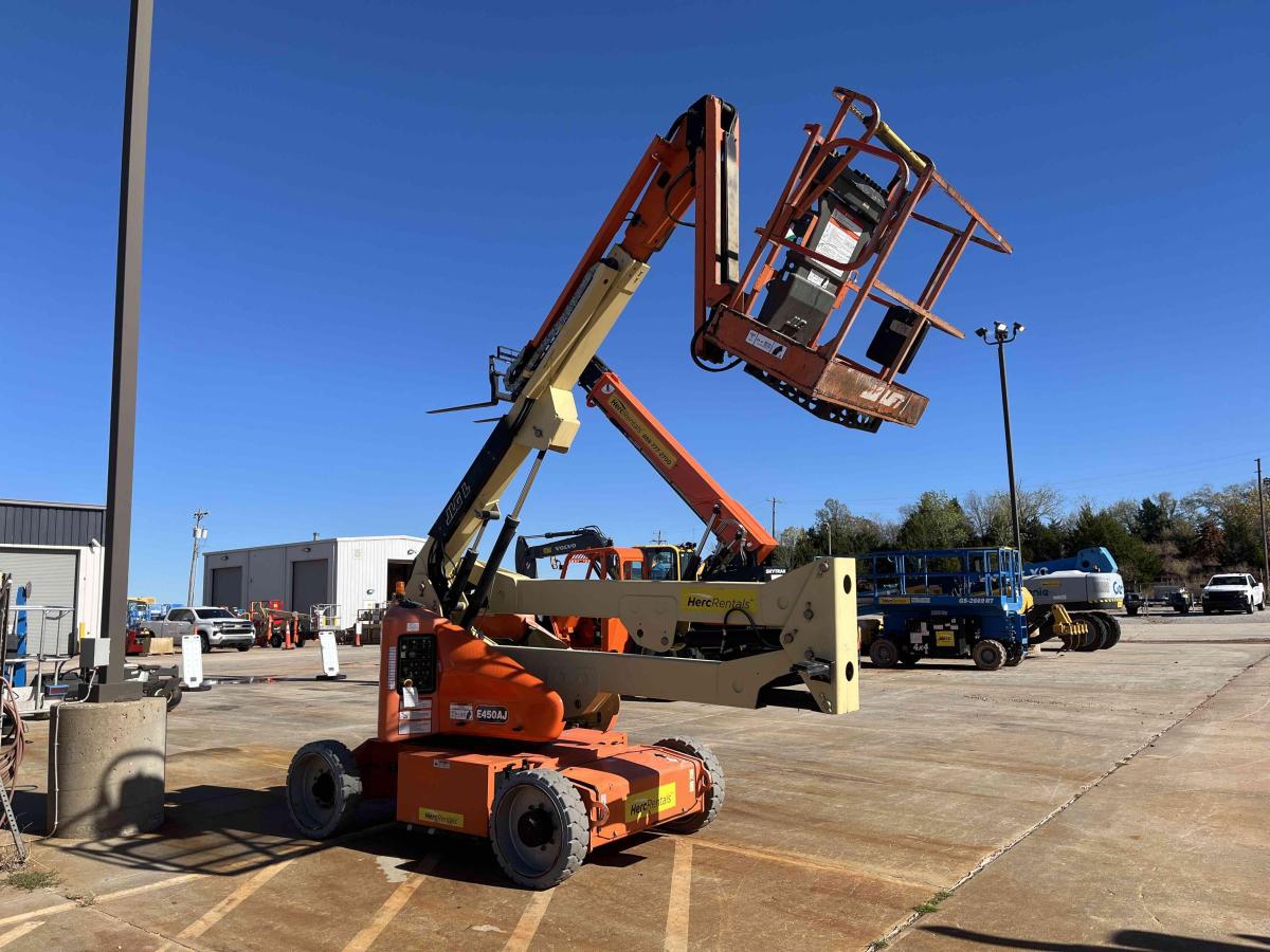 2017 JLG E450AJ