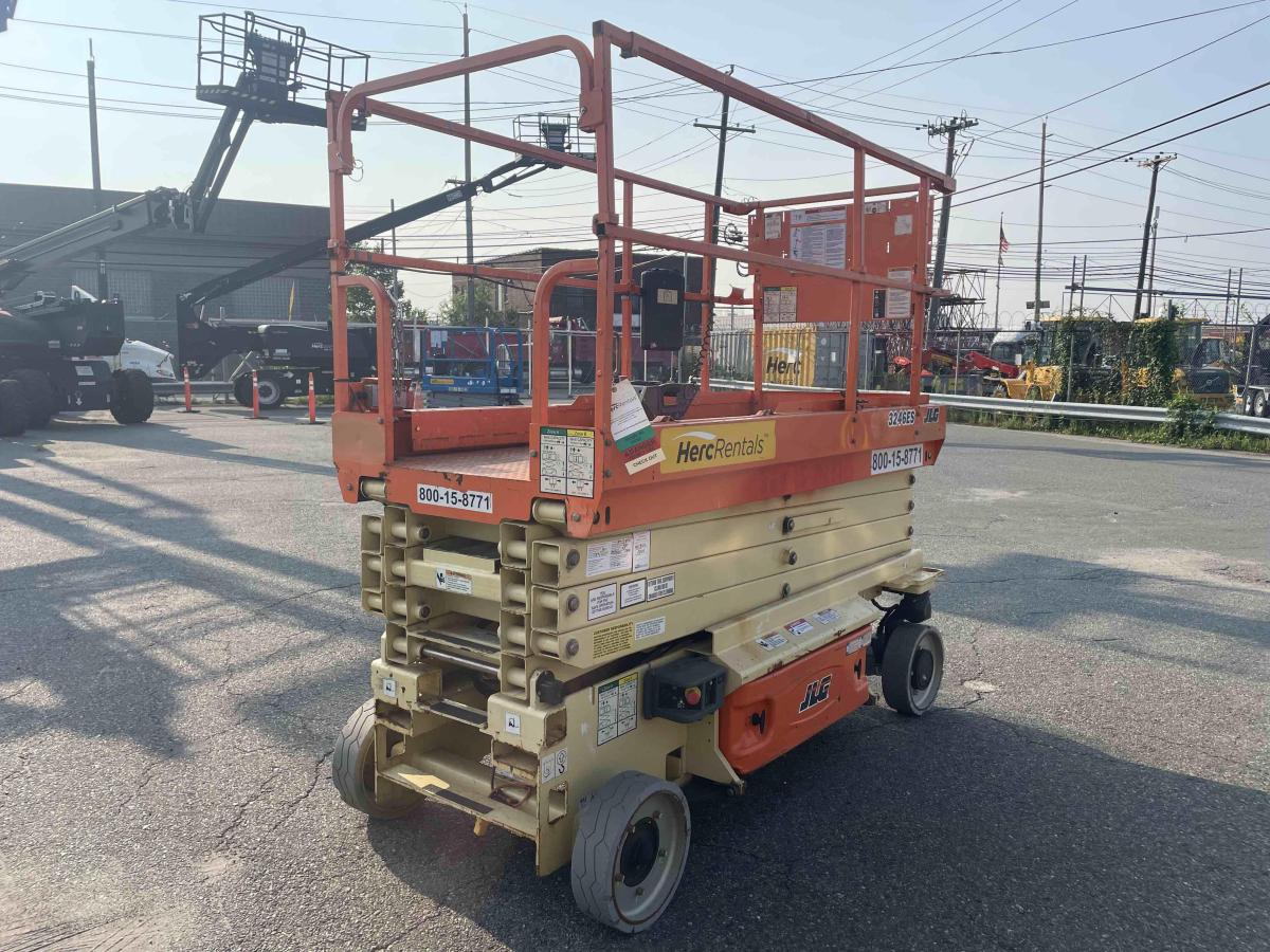 2017 JLG 3246ES