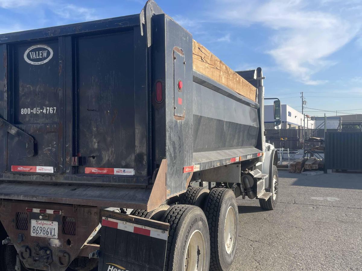 2015 Freightliner M2106-9