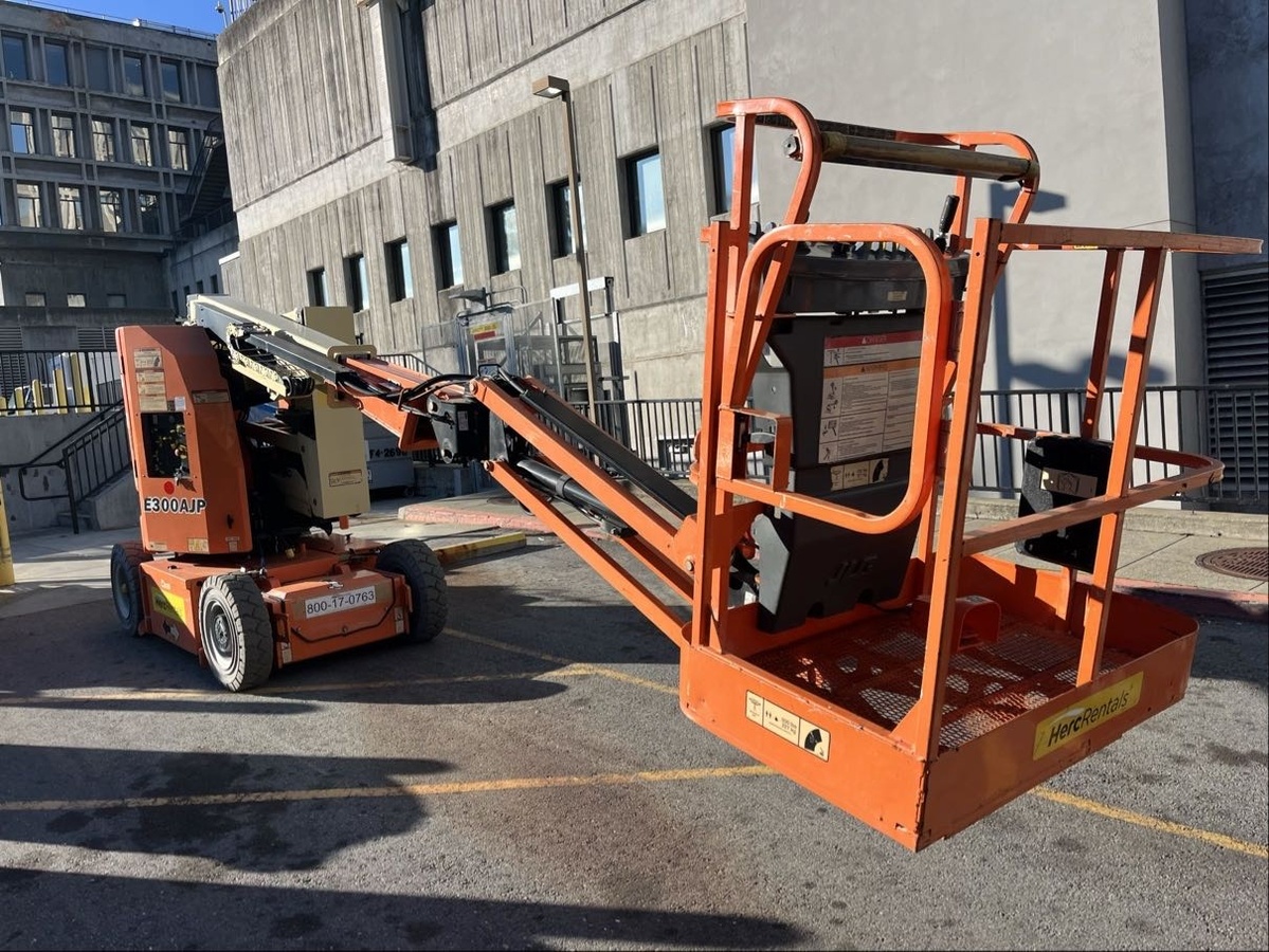 2017 JLG E300AJP