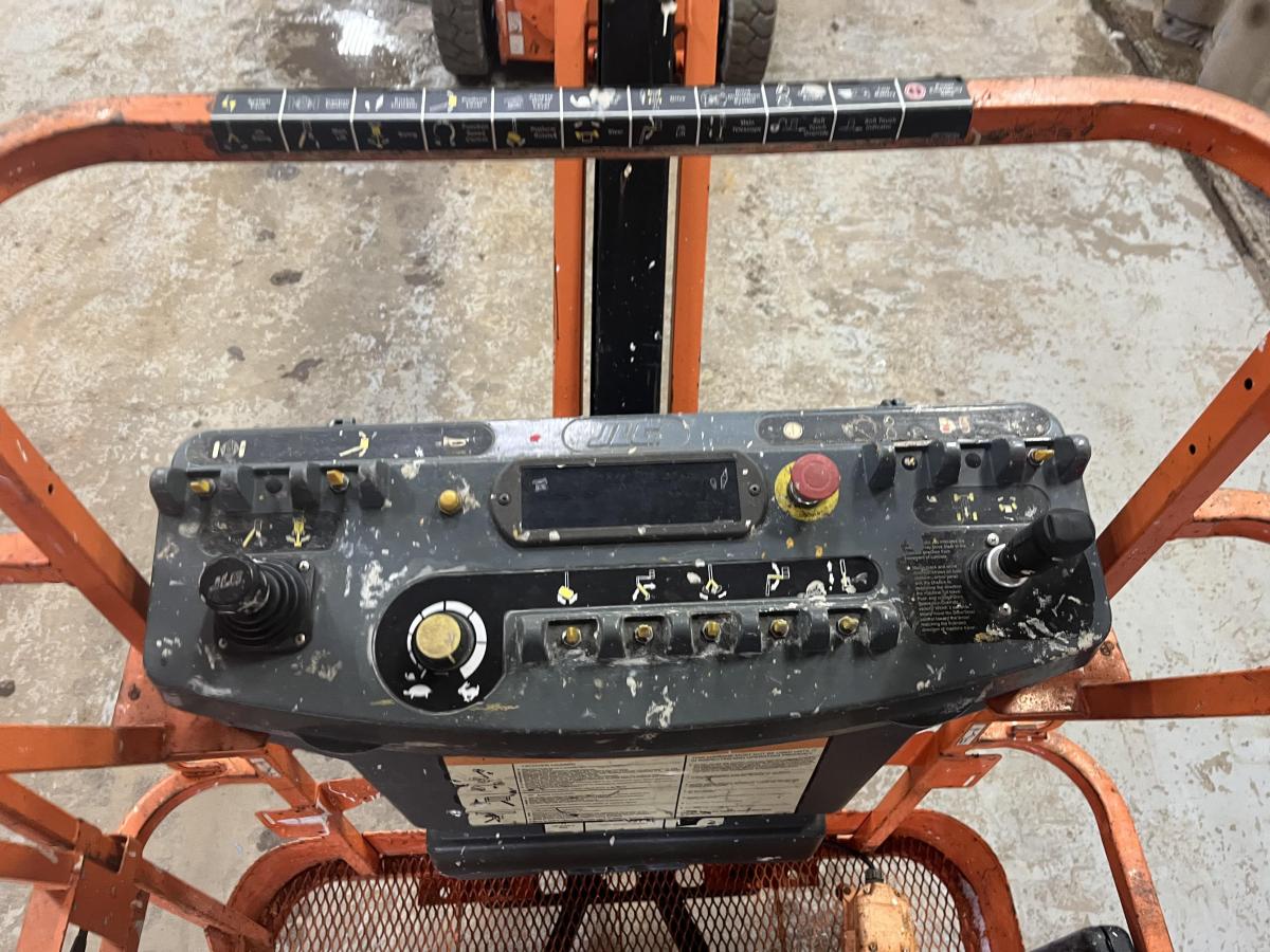 2015 JLG E300AJP
