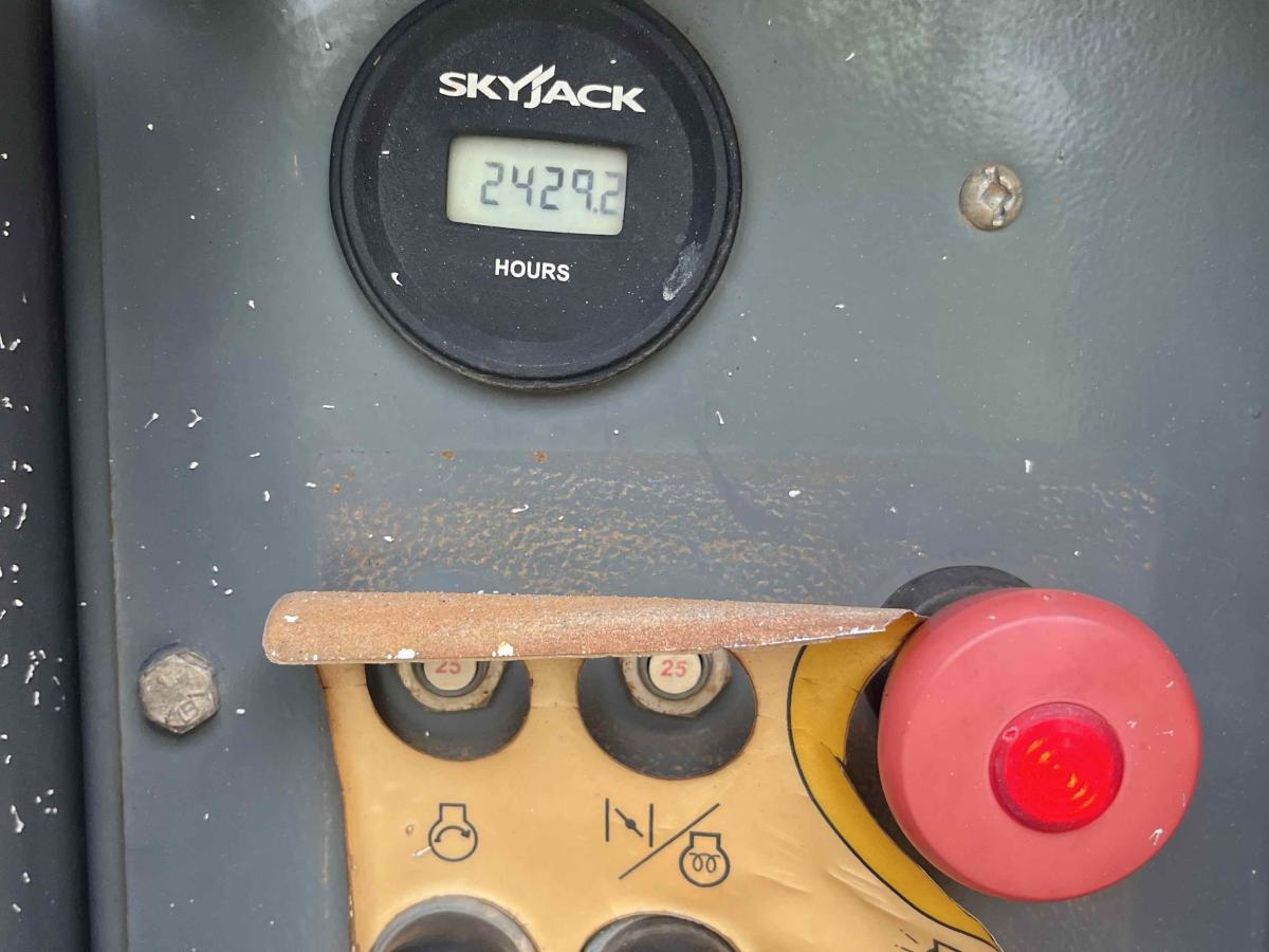 2017 Skyjack SJ-6832RT-10
