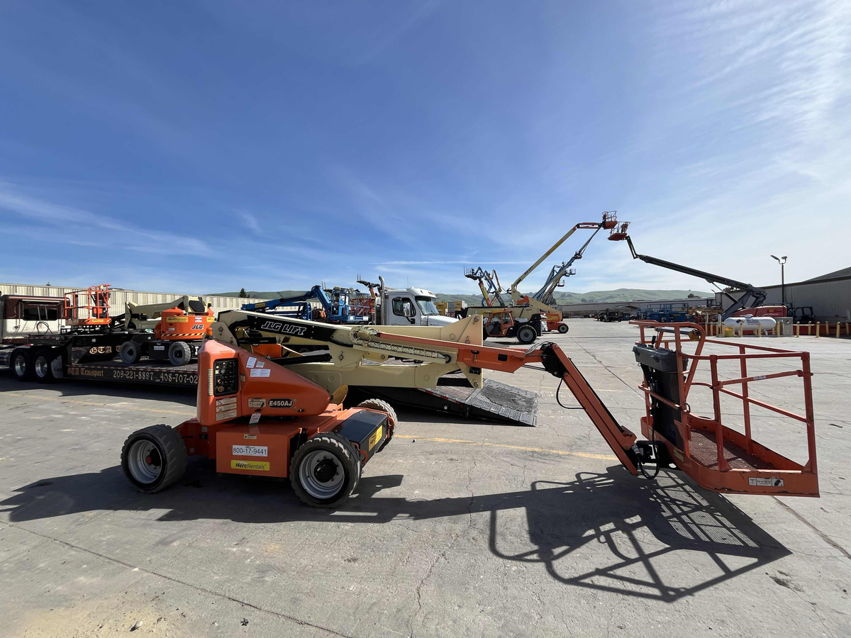 2017 JLG E450AJ-2