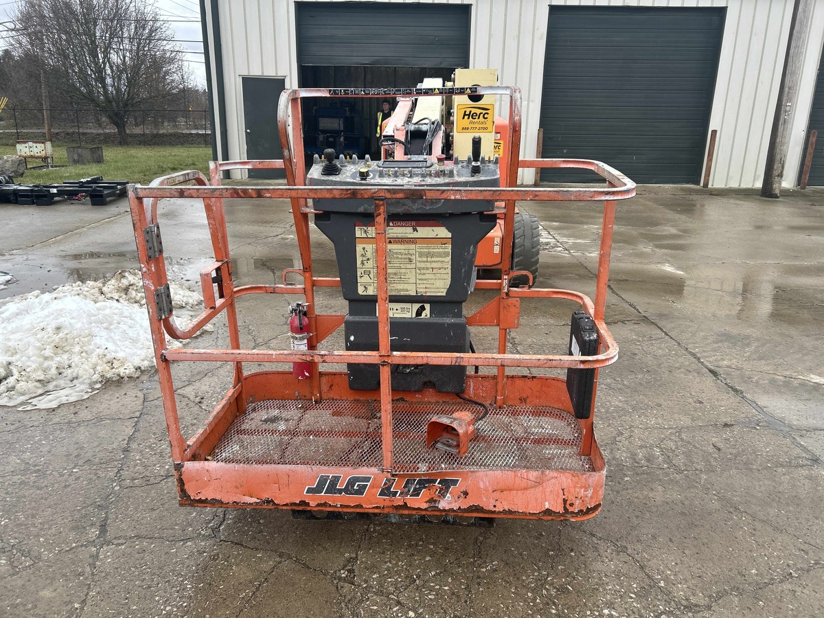 2017 JLG E450AJ-5