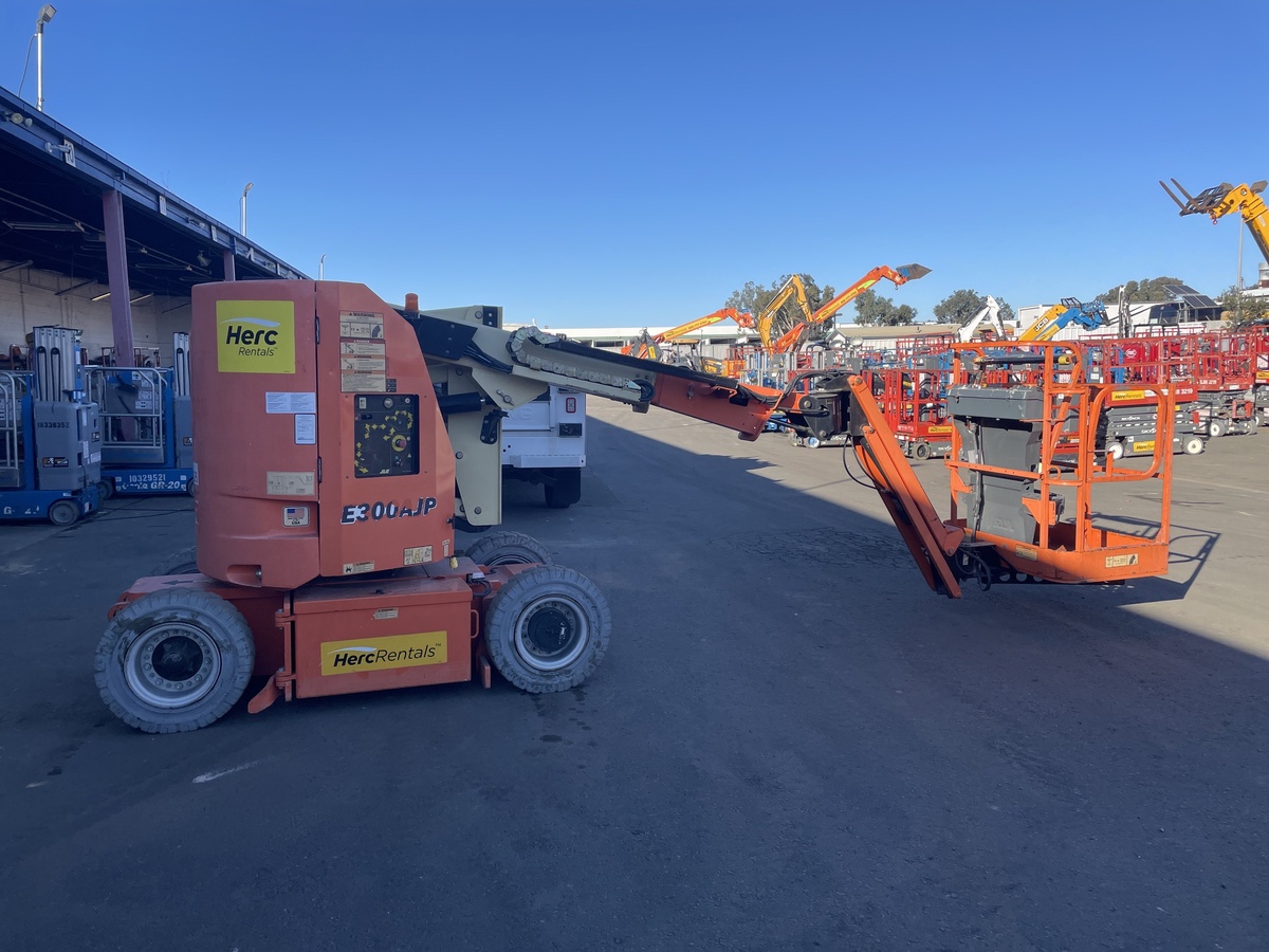 2016 JLG E300AJP