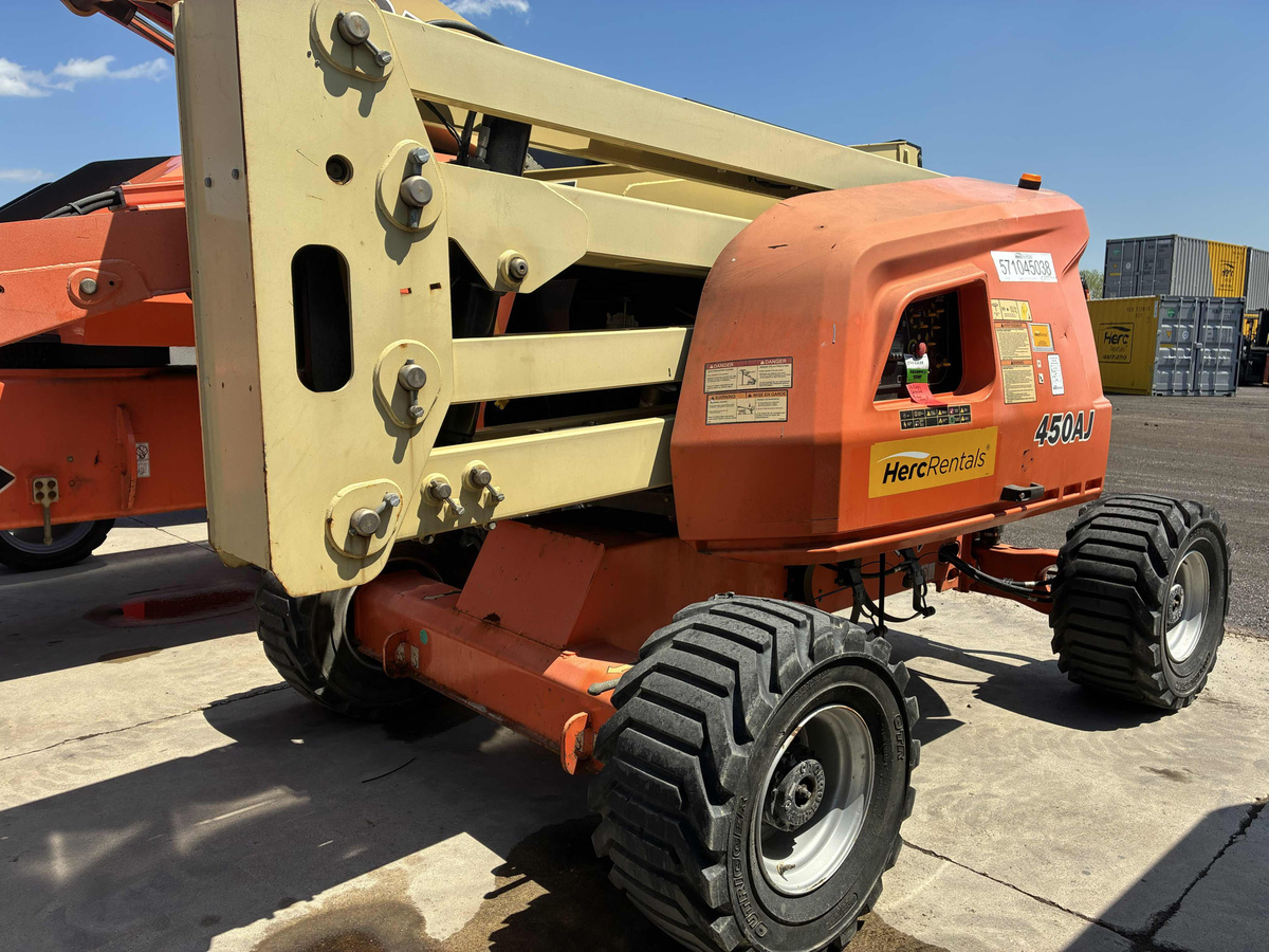 2017 JLG 450AJ