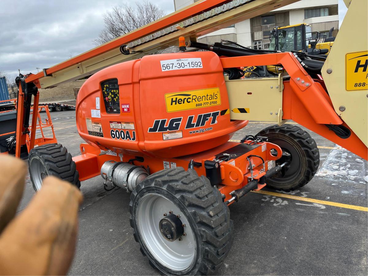 2017 JLG 600AJ