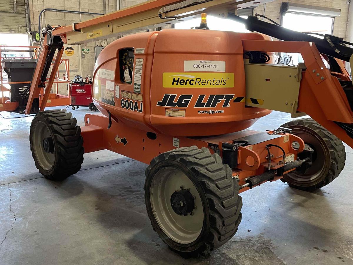 2017 JLG 600AJ