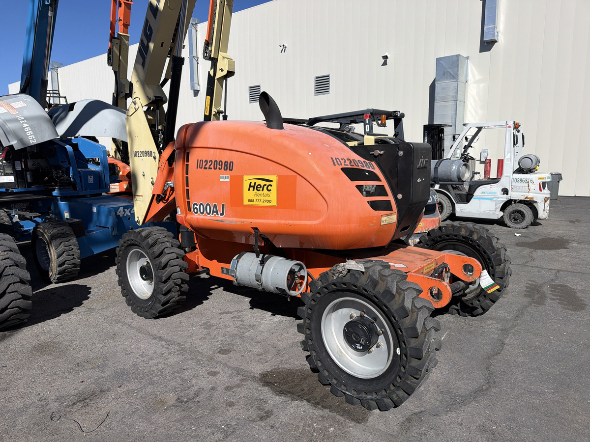 2017 JLG 600AJ
