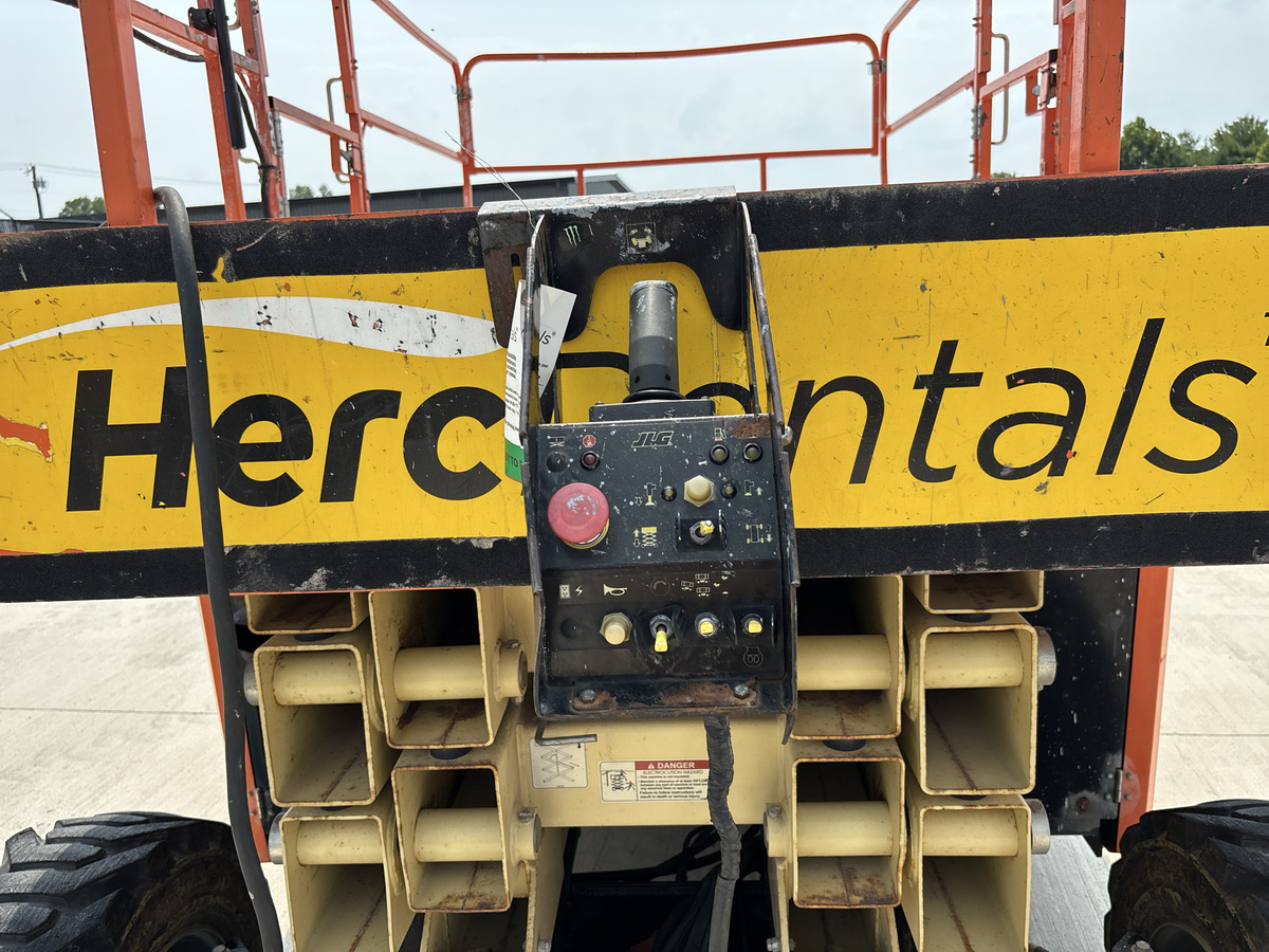 2017 JLG 330LRT-7