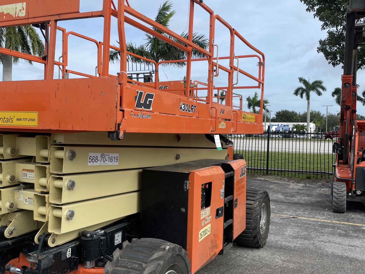 2017 JLG 430LRT