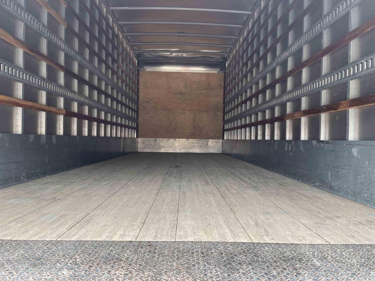 2019 Freightliner M2106