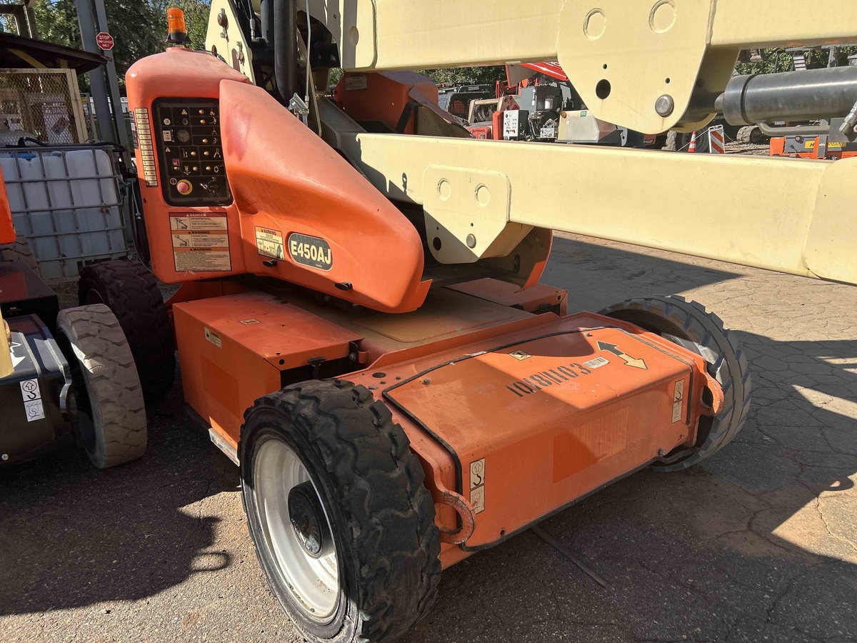 2016 JLG E450AJ