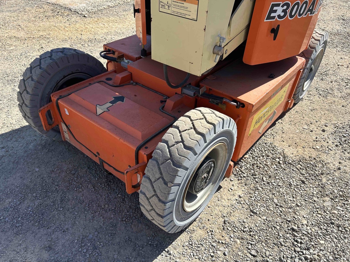 2017 JLG E300AJP-5