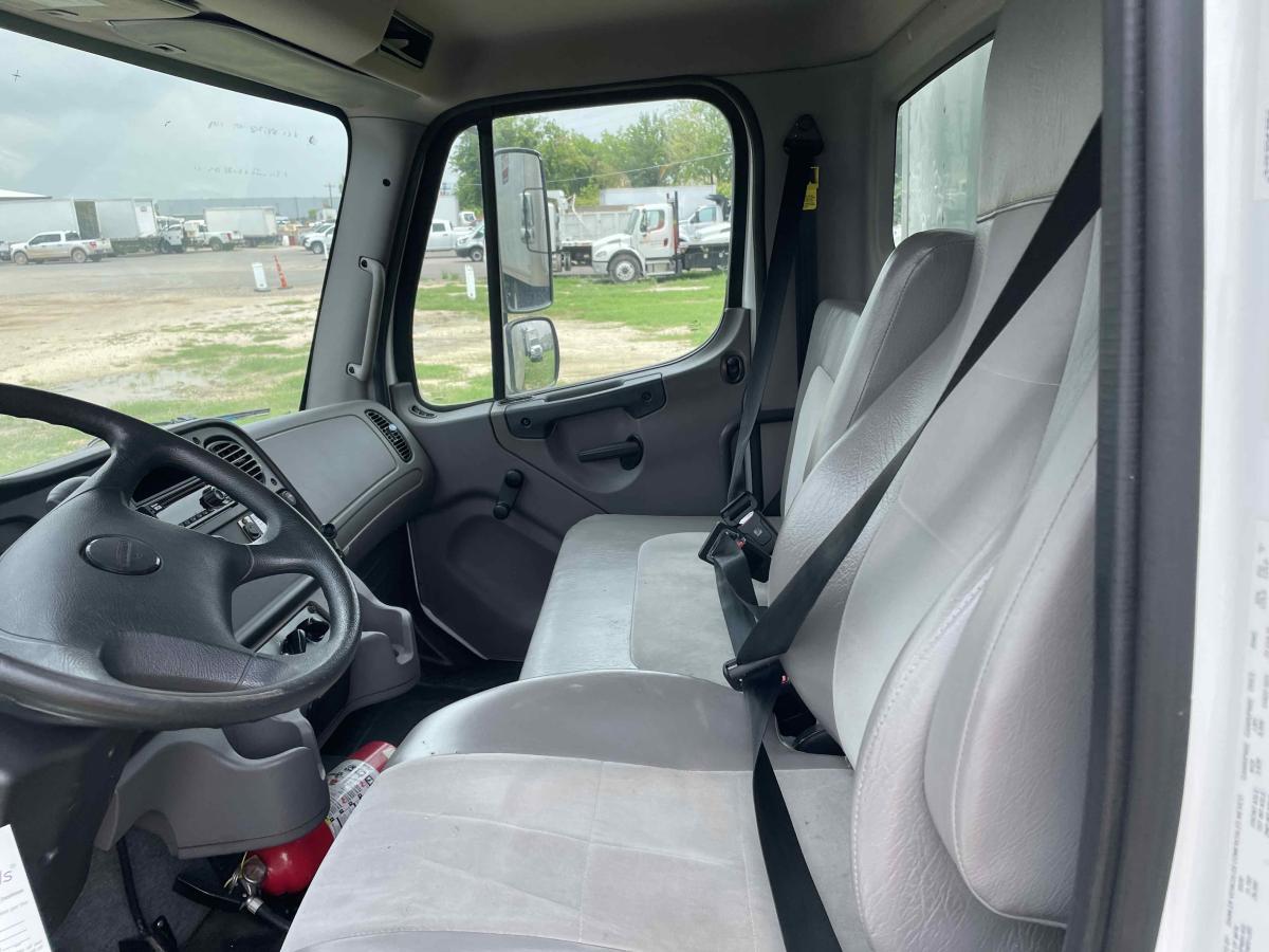 2021 Freightliner M2106
