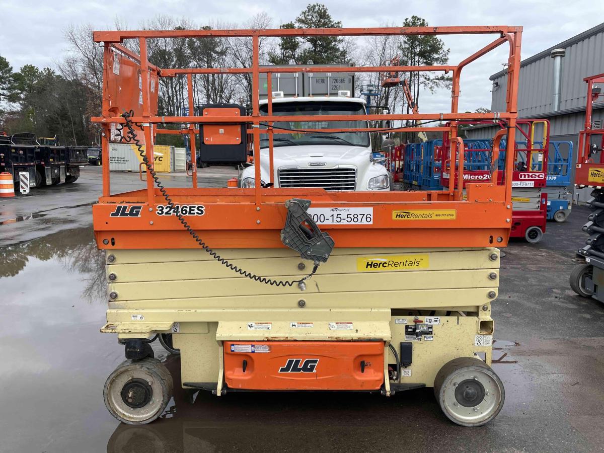 2017 JLG 3246ES