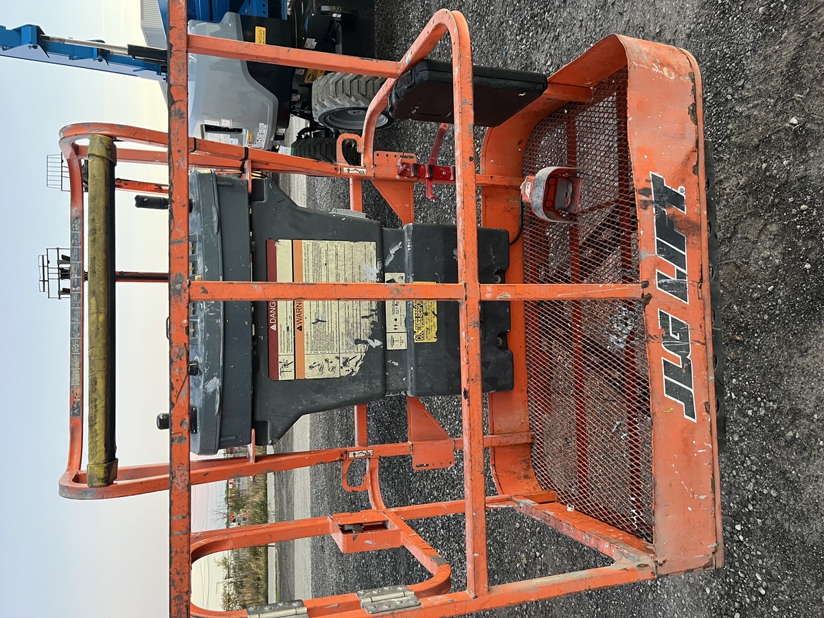 2017 JLG E400AJPN-7